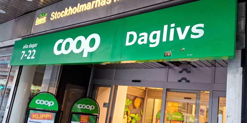 Entrén till Coop Daglivs med grön skylt och öppettiderna alla dagar 7–22