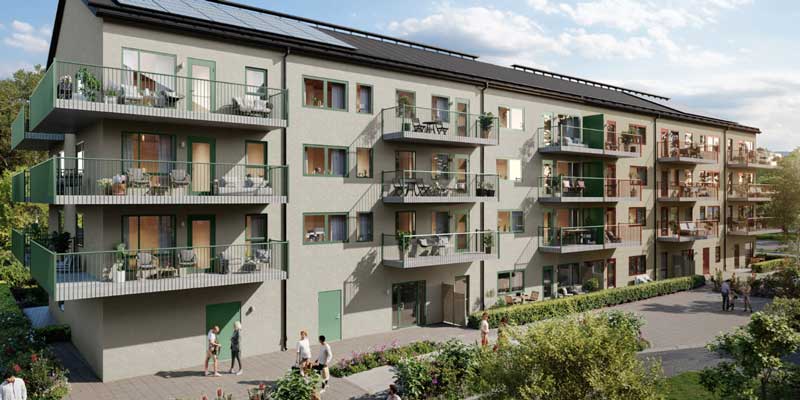 Illustration av ett flerbostadshus i ljus puts med gröna detaljer, balkonger och solceller på taket
