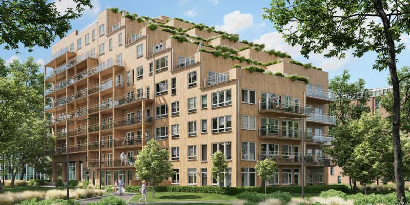 Illustration av ett trähus i flera våningar med balkonger och grönt trappstegsformat tak