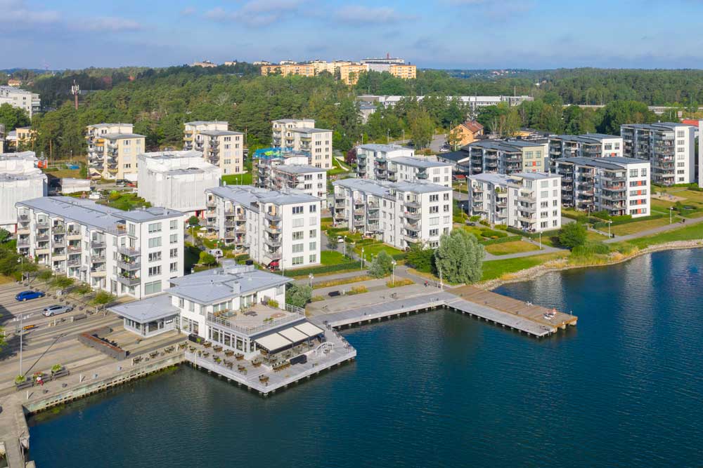 Nya moderna flerbostadshus i vitt vid havet i Täby kommun utanför Stockholm